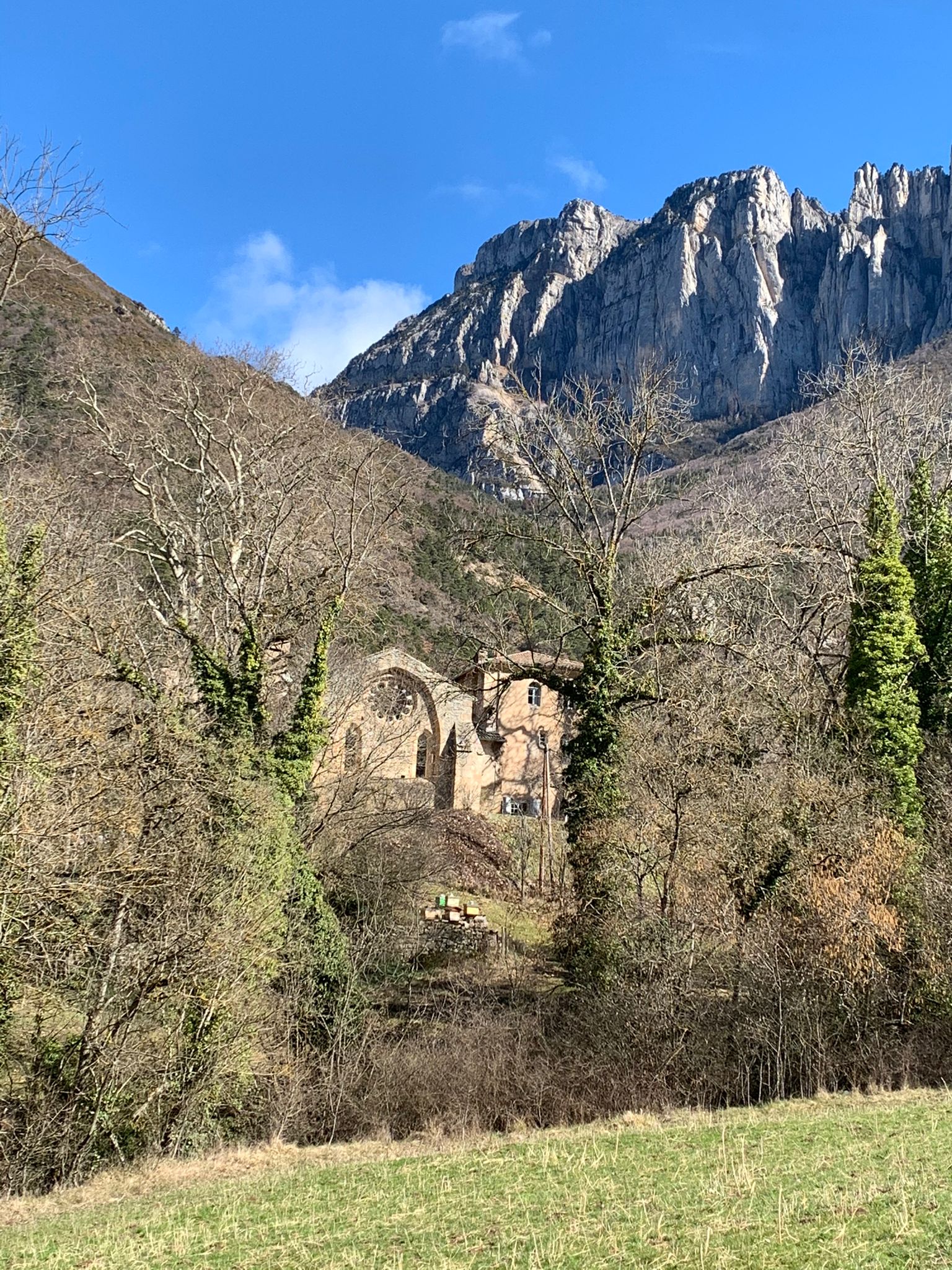 Au pied de l'abbaye de Valcroissant